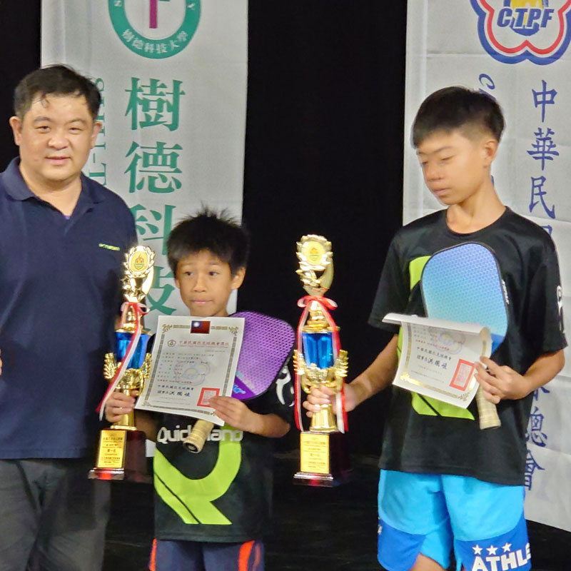 恭喜肥編大兒子在匹克球比賽獲獎，是鞋墊發功了嗎？